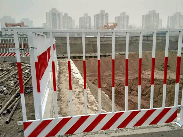 豎桿基坑護(hù)欄